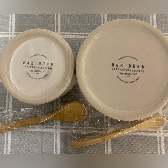 New in Box Rae Dunn Ceramic Artisan Guac and Salsa Bowl Set with 2 Bamboo Spoons - Picture 9 of 11